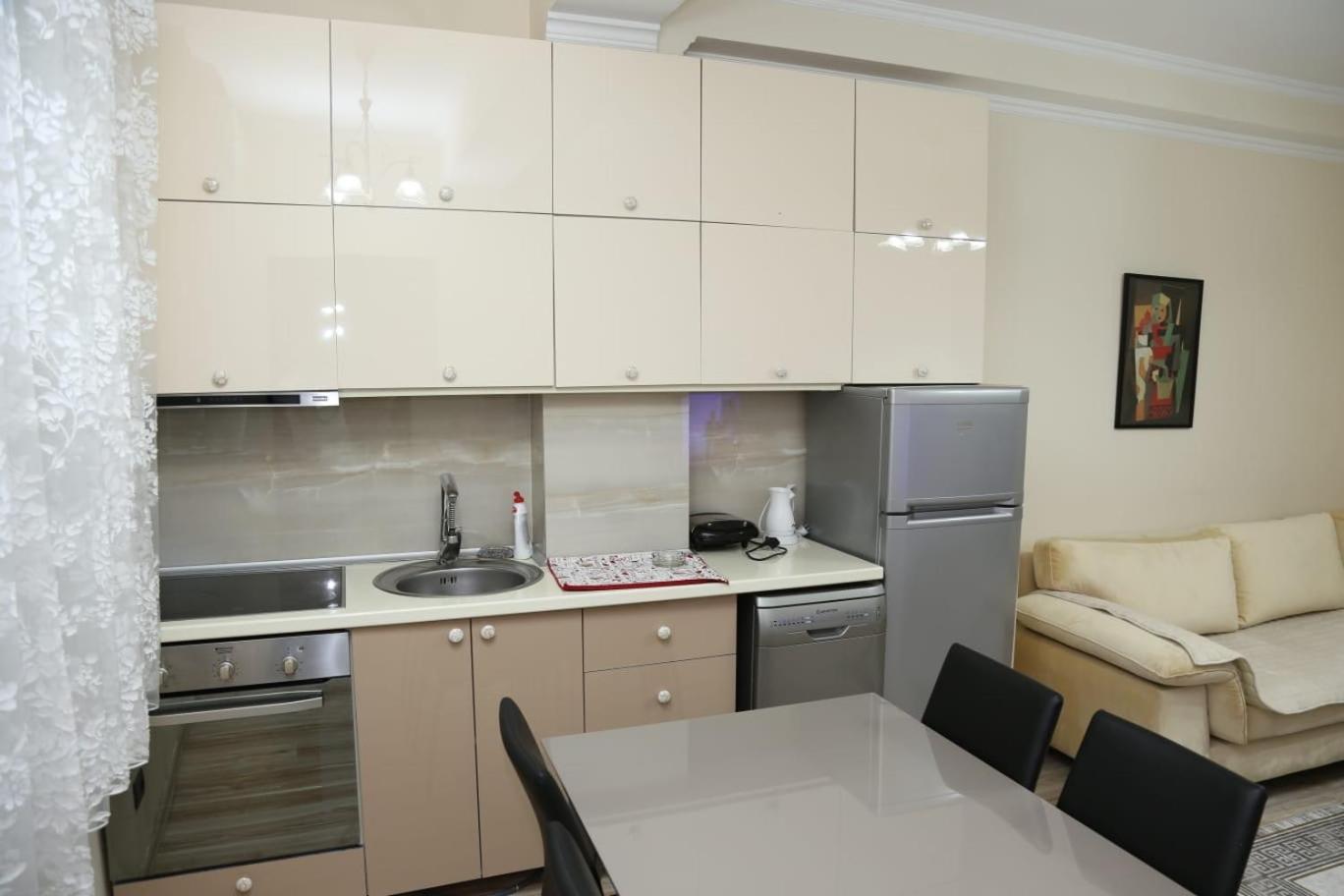 Ergi'S Host Apartment Tirana Kültér fotó